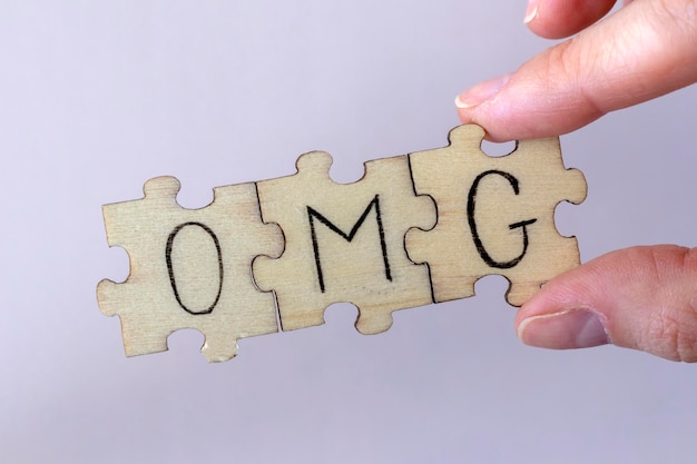 Foto das akronym omg steht für „oh mein gott, die auf den rätseln geschriebenen buchstaben“.