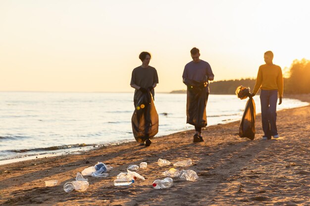 Das Aktivistenteam der Freiwilligen des Earth Day sammelt Müll und säubert die Strandküstenzone, mit der Frauen und Männer säubern