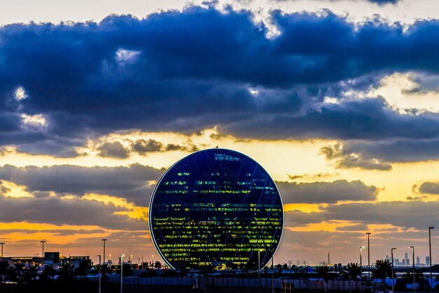 Das aldar-hauptquartier ist das erste runde gebäude im nahen osten in abu dhabi, vae