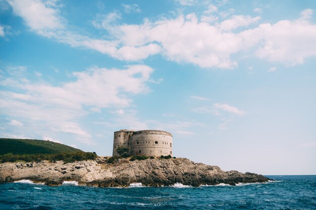 Das alte austrohungarische Fort Arza am Eingang zur Bucht von Kotor in Montenegro in der