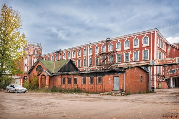 Das alte Backsteingebäude der Textilfabrik GusKhrustalny Bildunterschrift Textilkombinat