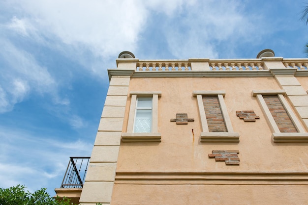 Das alte Gebäude aus niedrigem Winkel mit schönem Skytuscana-Stadtstil