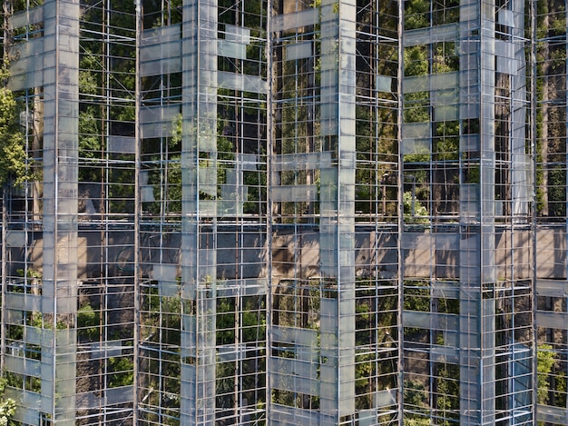 Das alte Gebäude des Gewächshausgewächshauses in ruiniertem Zustand mit Blick von oben