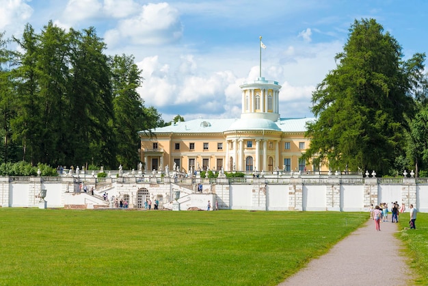 Das alte Gebäude im Stadtpark von Moskau