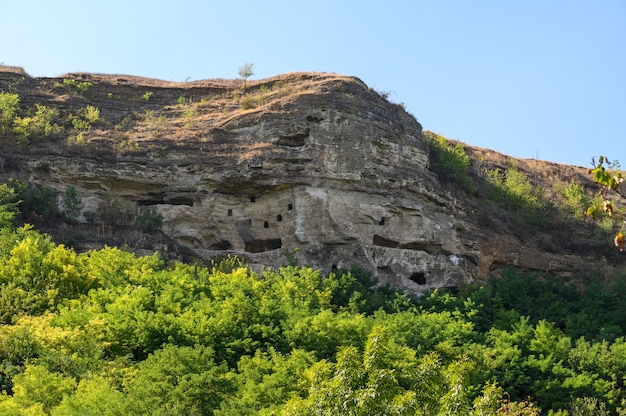 Das alte Höhlenkloster in Socola, Moldawien, existierte bereits im 10. Jahrhundert. Der Komplex hat 7 Ebenen von Zellen, AKA 7 Bodenhöhlenkloster. Vor 300 Jahren verlassen.