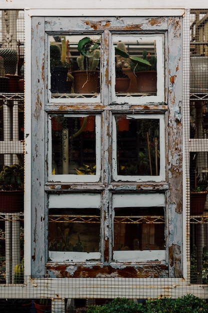 Das alte hölzerne weiße Fenster