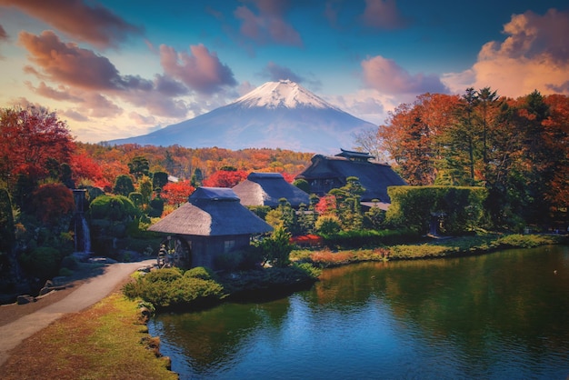 Das alte Oshino Hakkai-Dorf mit Mt. Fuji in der Herbstsaison im Distrikt Minamitsuru, Präfektur Yamanashi, Japan