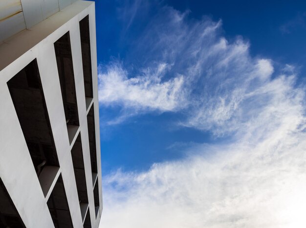 Das alte Parkhaus und der blaue Himmel