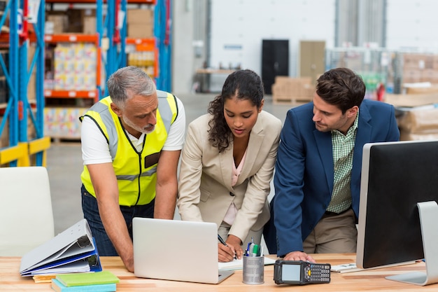 Das Arbeiterteam arbeitet an einem Schreibtisch mit Computern