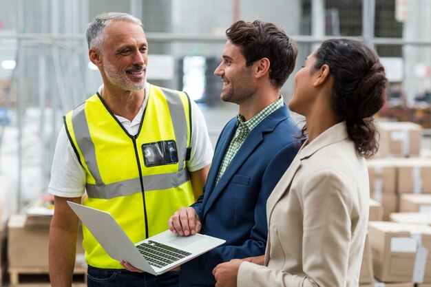 Das Arbeiterteam schaut sich an und lacht