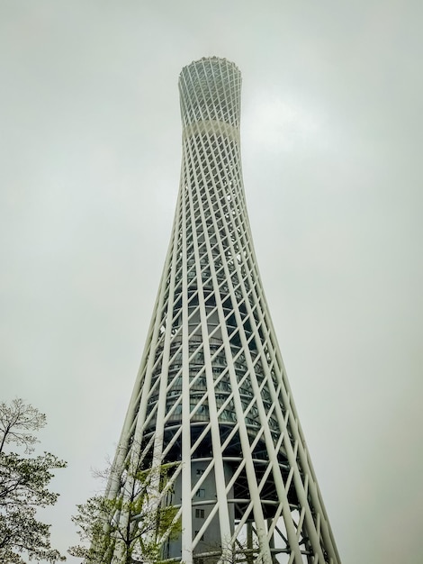 Das architektonische wahrzeichen canton tower befindet sich an einer kreuzung der guangzhou new city central axis