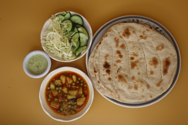 Foto das aromatische gericht besteht aus zarten erbsen, die in einer duftenden mischung von gewürzen gekocht werden, wodurch ein reichhaltiges und geschmackvolles curry entsteht, das ihre geschmacksköpfe reizt