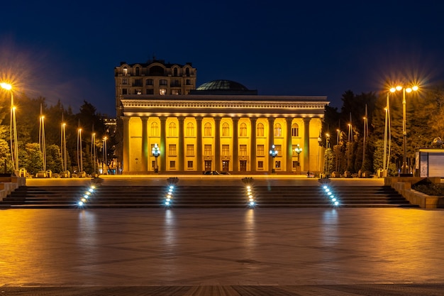 Das Aserbaidschanische Staatsmuseum befindet sich im Zentrum von Baku. Blick vom Boulevard bei Nacht