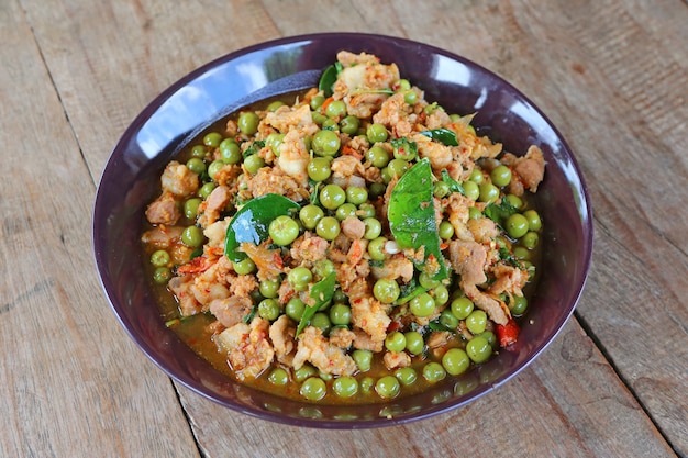 Das Auberginencurryschweinefleisch mit würzigem thailändischem Lebensmittel