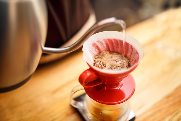 Das Aufbrühen von gefiltertem Kaffee oder Pourover ist eine Methode, bei der Wasser über das Geröstete gegossen wird