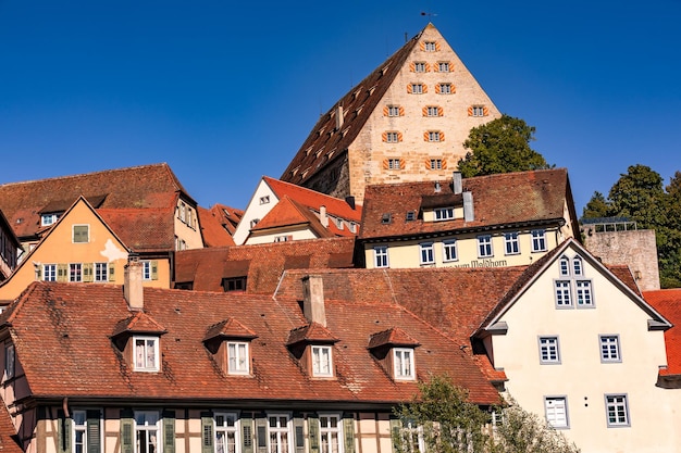 Foto das auffallende zeughaus dominiert die holzhäuser in der historischen altstadt von schwabisch hall