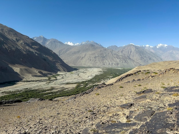 Das ausgetrocknete Flussbett als Grenzlinie zu Afghanistan
