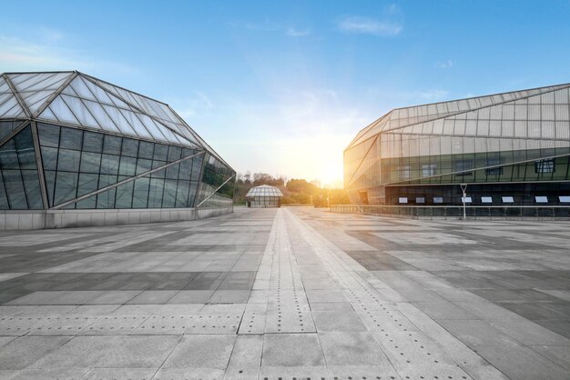 Foto das aussehen moderner gebäude auf leeren plätzen und wissenschaftsmuseen