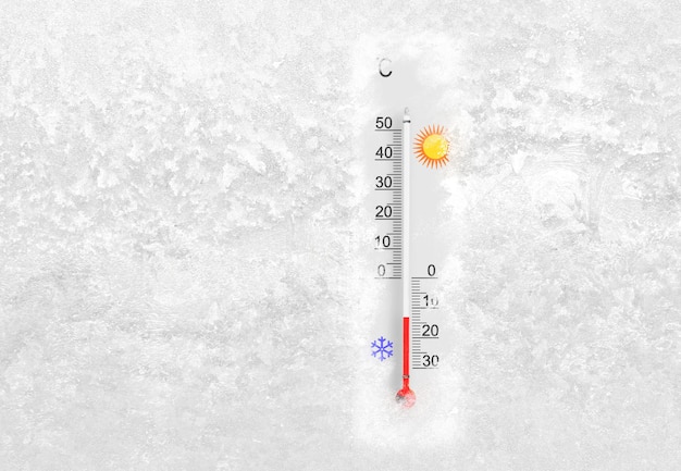 Das Außenthermometer an einem gefrorenen Fenster zeigt an einem kalten Wintertag eine Temperatur von minus 13 Grad Celsius