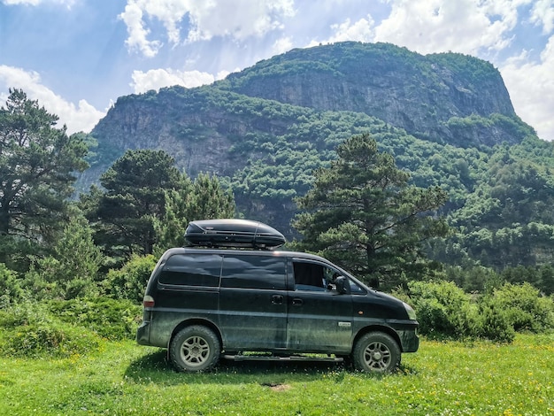 Das Auto befindet sich im Juni 2021 in der Schlucht des Cherek-Flusses in der Nähe des Ushtulu-Gebiets im Kaukasus