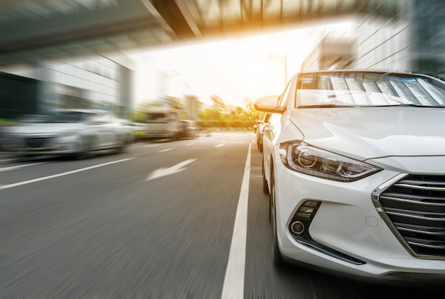 Das Auto fährt hoch auf der Straße