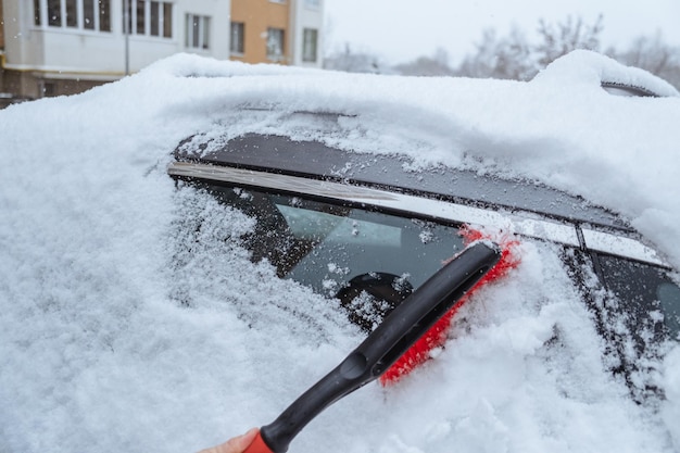 Das Auto vom Schnee reinigen