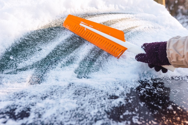 Das Auto von Schnee reinigen