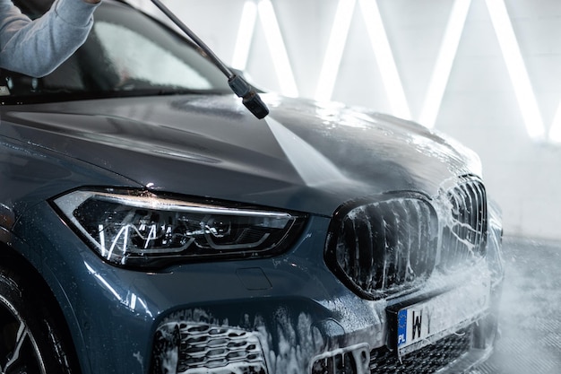 Das Auto wird in der Waschstätte gewaschen und gewaschen.