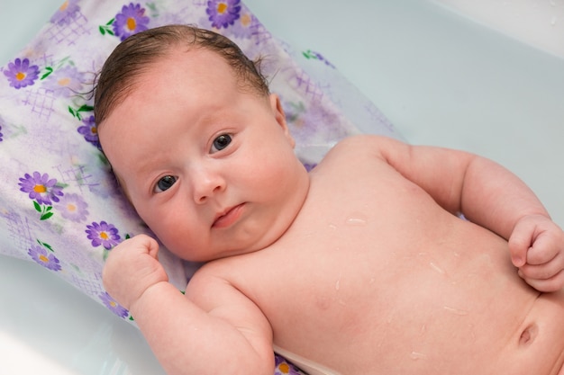 Das baby ist im badezimmer gebadet