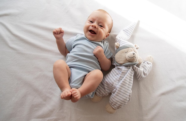 Das Baby liegt in seinem Bettchen und schaut in die Kamera Ein glückliches Kind Artikel für Kinder