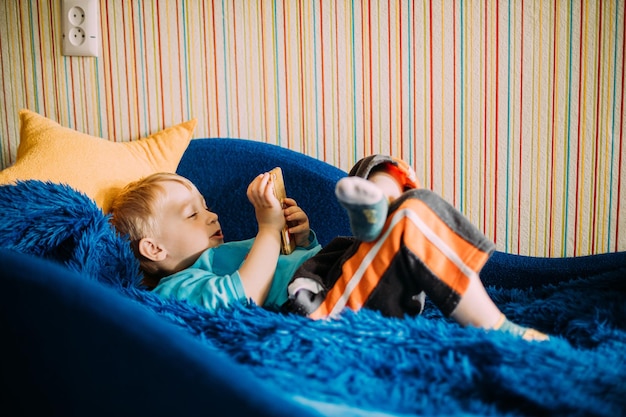 Das Baby schläft zu Hause in voller Länge auf dem Bett