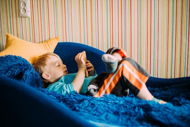 Foto das baby schläft zu hause in voller länge auf dem bett