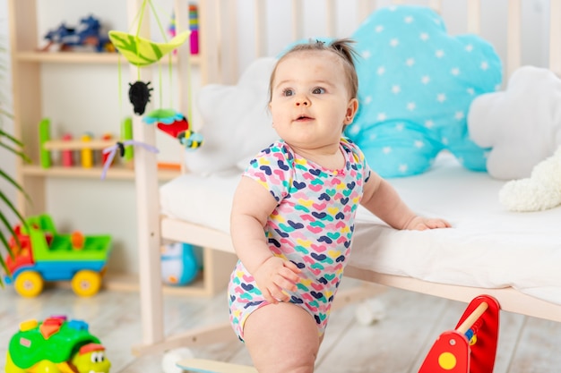 Das Baby spielt zu Hause im Kinderzimmer