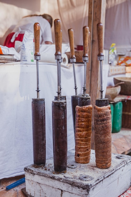 Das Backen von Kurtoskalacs, dem traditionellen ungarischen Spießkuchen in einer Konditorei Festival Kurtoskalacs Fesztival in Budapest Ungarn