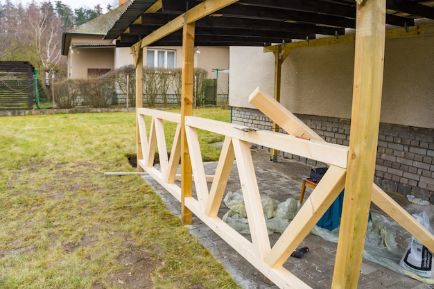 Das Bauen eines hölzernen Gazebos Die Seitenteile bestehen aus Holzkonstruktionskonzept