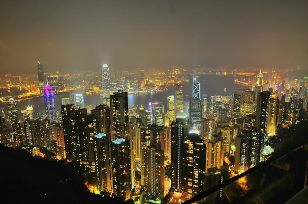 Das beleuchtete Stadtbild von Hongkong in der Nacht