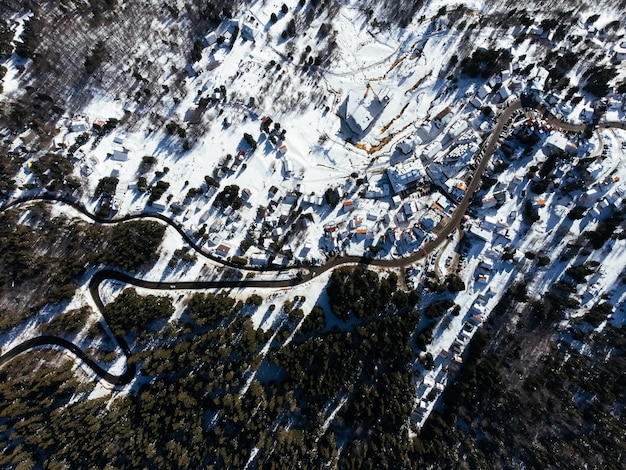 Das Bergdorf in der Nähe des Skigebiets Kopaonic Serbien Drohnenansicht von oben