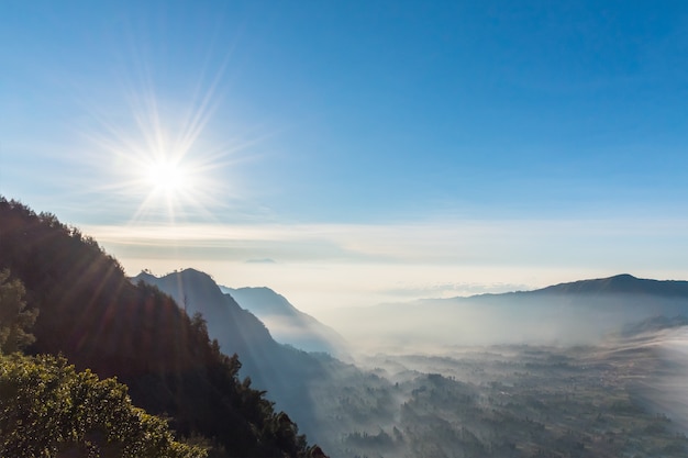 Das Bergtal war von Morgennebel nach Sonnenaufgang bedeckt