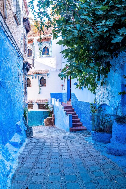 Das berühmte blaue Haus mit traditioneller Struktur auf beiden Seiten der schmalen Gasse