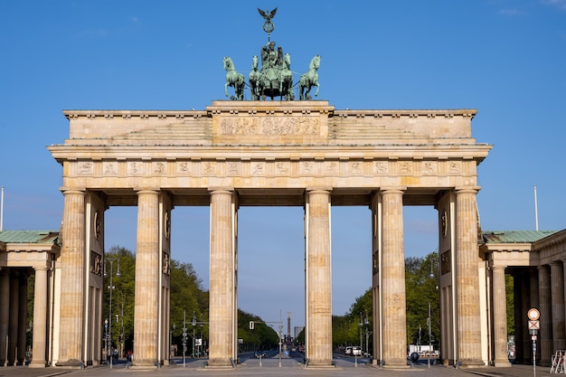 Foto das berühmte brandenburger tor in berlin früh am morgen ohne menschen