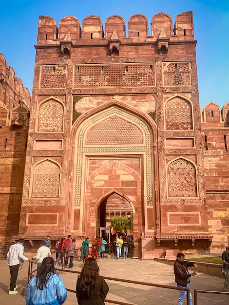 Das berühmte rote Fort in der Stadt Agra Indien Touristen besuchen eine beliebte Touristenattraktion