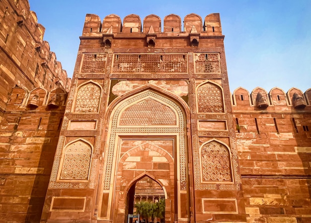 Das berühmte rote Fort in der Stadt Agra Indien Touristen besuchen eine beliebte Touristenattraktion