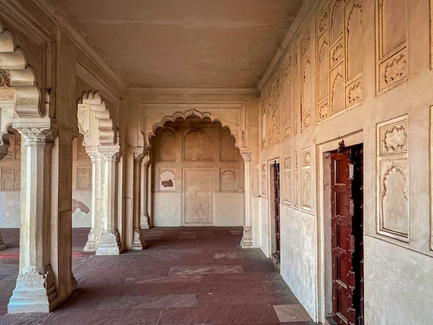 Das berühmte rote Fort in der Stadt Agra Indien Touristen besuchen eine beliebte Touristenattraktion