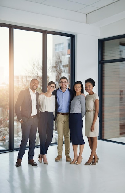 Das Beste vom Besten. Porträt eines vielfältigen Teams von Fachleuten, die im Büro zusammenstehen.