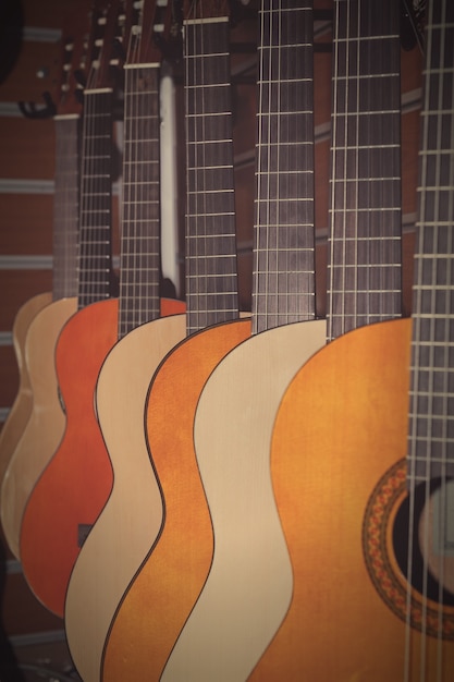 Das Bild der Gitarren auf einem Schaufenster des Musikladens