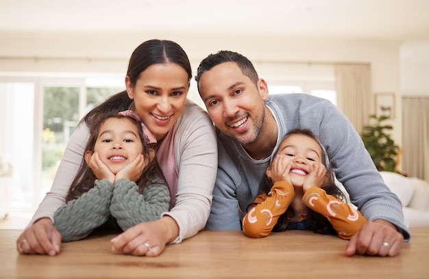 Das Bild einer schönen Familie Aufnahme einer jungen Familie, die Zeit miteinander zu Hause verbringt