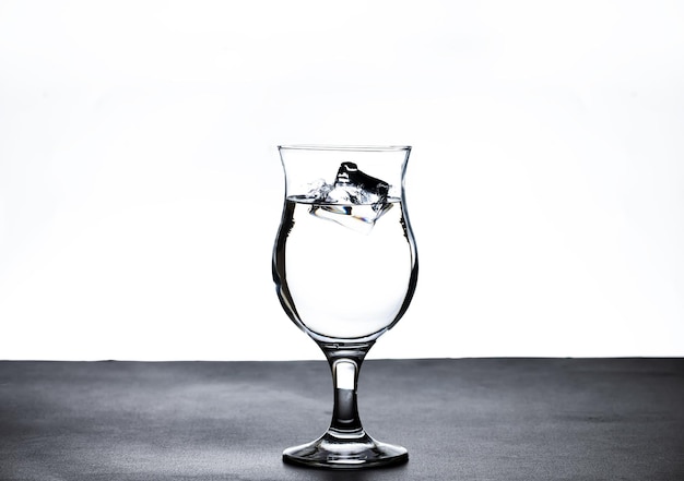 Das Bild, Trinkwasser in ein Glas zu gießen
