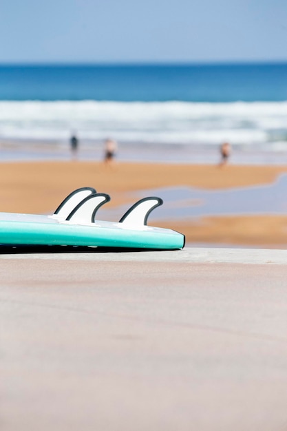 Foto das blau des meeres mit einem surfbrett im vordergrund am sandstrand entspannt sich im freien