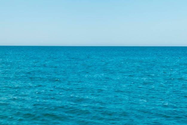 Das blaue Wasser des Ozeans ist wunderschön.