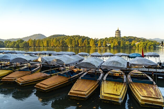 Das Boot koppelte an der Westseegrenze in Hangzhou, China an.